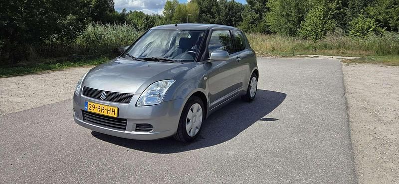 Zilver Gebruikt 2005 Suzuki Swift GLS Hatchback | € 4.800 (Eerlijke prijs) - Afbeelding 1/4