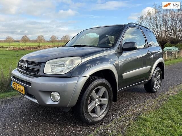 Grijs (metallic) Gebruikt 2005 Toyota RAV4 Sol SUV | € 6.750 (Eerlijke prijs) - Afbeelding 1/4