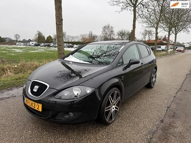 Zwart (metallic) Occasion 2008 Seat Leon Stylance Hatchback | € 1.950 (Goede deal) - Afbeelding 1/4
