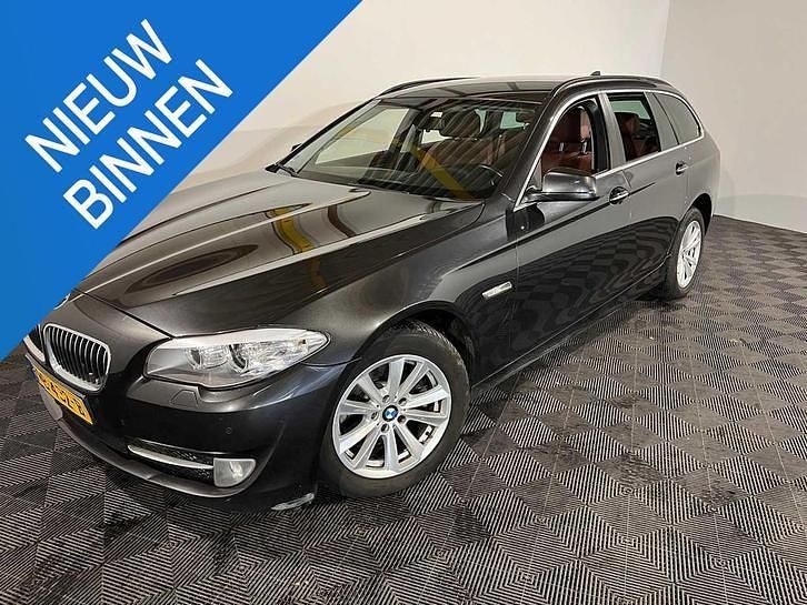 Grijs Gebruikt 2013 BMW 520 Executive Stationwagen | € 6.350 (Super prijs) - Afbeelding 1/4