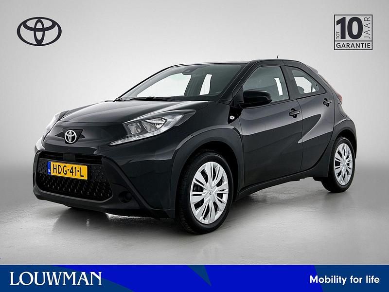 Zwart Occasion 2025 Toyota Aygo X Play SUV | € 18.445 (Eerlijke prijs) - Afbeelding 1/4