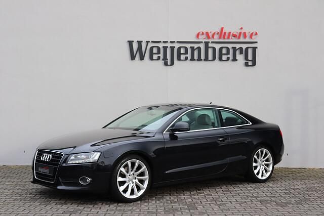 Zwart (metallic) Gebruikt 2009 Audi A5 Coupé | € 7.500 (Goede deal) - Afbeelding 1/4