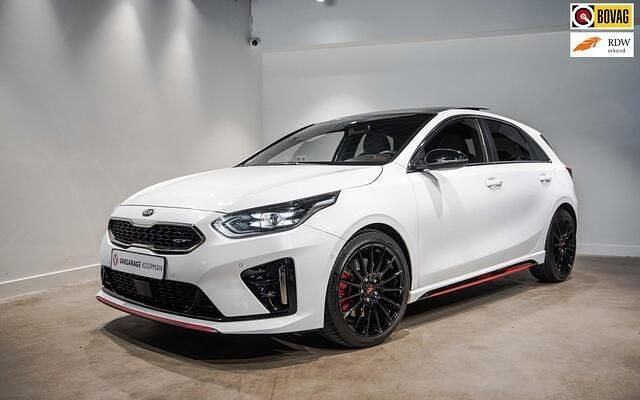 Wit Gebruikt 2021 Kia Ceed GT Hatchback | € 25.995 (Eerlijke prijs) - Afbeelding 1/4