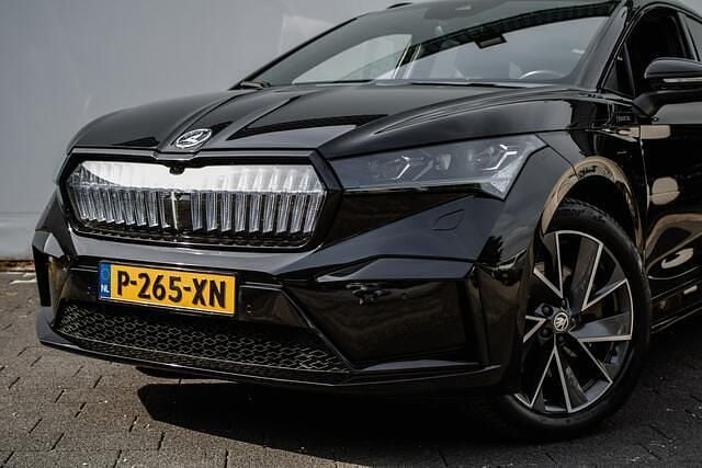 Zwart, metallic lak Gebruikt 2022 Skoda Enyaq iV SportLine SUV | € 28.850 (Super prijs) - Afbeelding 1/1