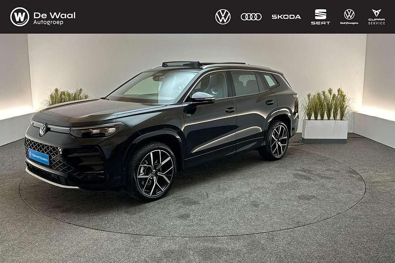 Grenadilla black metallic Nieuw 2025 VW Tayron R-line Edition SUV | € 58.995 (Super prijs) - Afbeelding 1/3