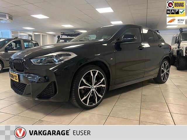 Zwart Gebruikt 2020 BMW X2 Executive SUV | € 31.450 (Iets duurder) - Afbeelding 1/4