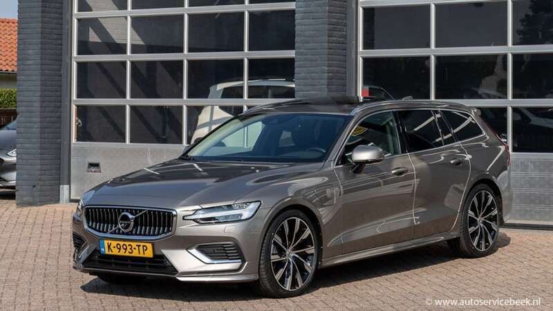 Grijs, metallic lak Gebruikt 2021 Volvo V60 Inscription Stationwagen | € 46.500 - Afbeelding 1/4
