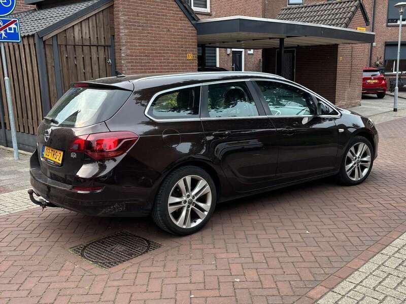 Bruin Gebruikt 2012 Opel Astra Sport Stationwagen | € 4.500 (Eerlijke prijs) - Afbeelding 1/4