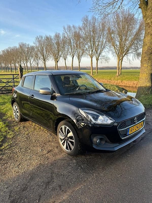 Zwart (metallic) Occasion 2017 Suzuki Swift Hatchback | € 11.195 (Eerlijke prijs) - Afbeelding 1/4