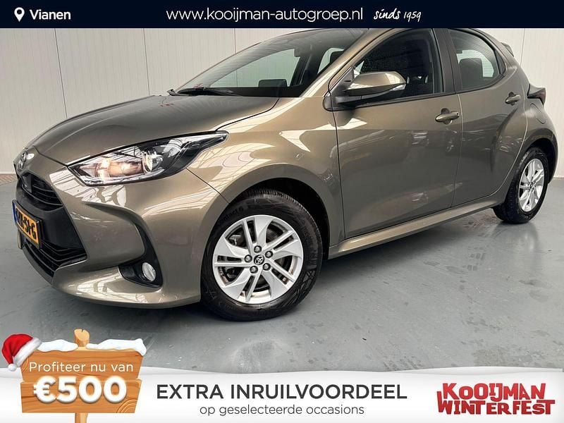 Groen (metallic) Gebruikt 2024 Toyota Yaris Hybrid Active Hatchback | € 23.950 (Eerlijke prijs) - Afbeelding 1/4
