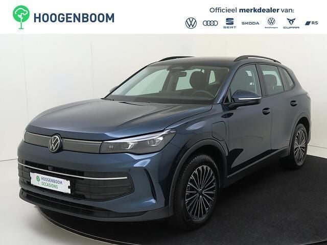 Blauw (metallic) Occasion 2024 VW Tiguan Edition SUV | € 44.750 (Goede deal) - Afbeelding 1/4
