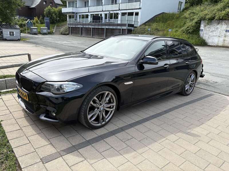 Zwart Gebruikt 2015 BMW 528 Executive Stationwagen | € 18.950 (Eerlijke prijs) - Afbeelding 1/4