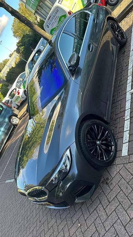 Grijs Gebruikt 2020 BMW 320 Sedan | € 27.500 (Eerlijke prijs) - Afbeelding 1/4