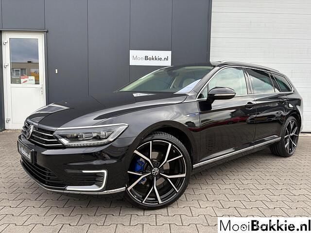 Zwart Gebruikt 2016 VW Passat GTE Stationwagen | € 14.495 (Eerlijke prijs) - Afbeelding 1/4
