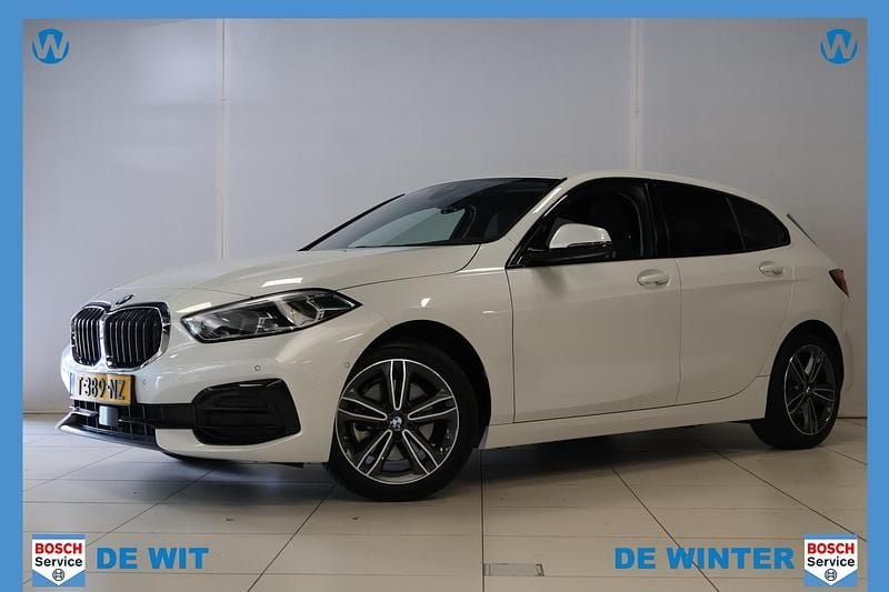 Wit Gebruikt 2023 BMW 118 Hatchback | € 27.249 (Eerlijke prijs) - Afbeelding 1/4