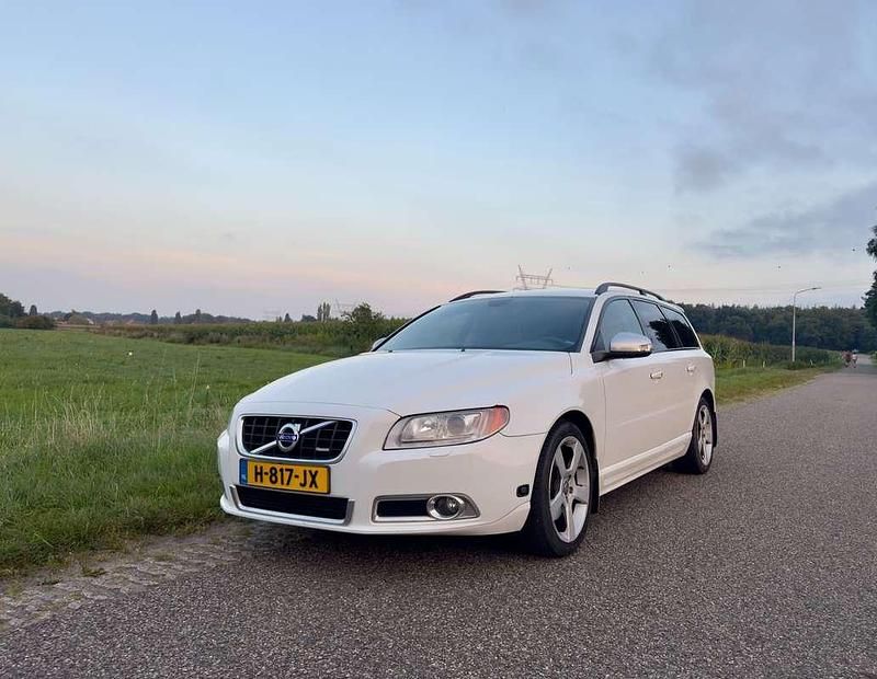 Wit Gebruikt 2010 Volvo V70 R-Design Stationwagen | € 8.500 (Super prijs) - Afbeelding 1/4