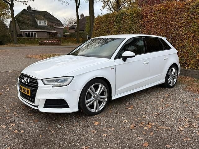Wit (metallic) Occasion 2019 Audi A3 Sportback Sport Hatchback | € 18.295 (Eerlijke prijs) - Afbeelding 1/4