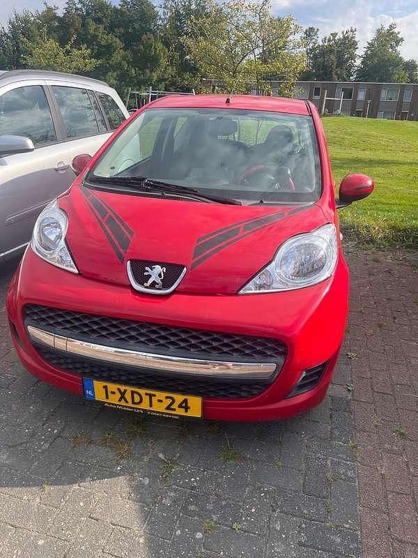 Rood Gebruikt 2009 Peugeot 107 Hatchback | € 1.950 (Iets duurder) - Afbeelding 1/4