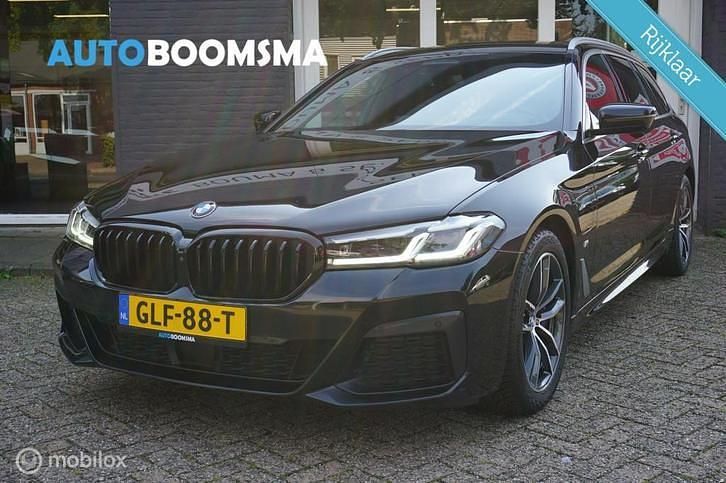 Zwart (metallic) Occasion 2021 BMW 530e M Sport Stationwagen | € 30.900 (Iets duurder) - Afbeelding 1/4