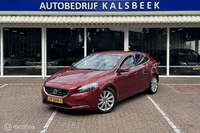 Rood Occasion 2012 Volvo V40 Summum Hatchback | € 4.499 (Eerlijke prijs) - Afbeelding 1/4