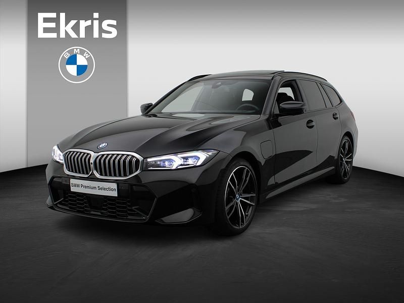 Zwart Nieuw 2024 BMW 330e Stationwagen | € 53.900 - Afbeelding 1/4