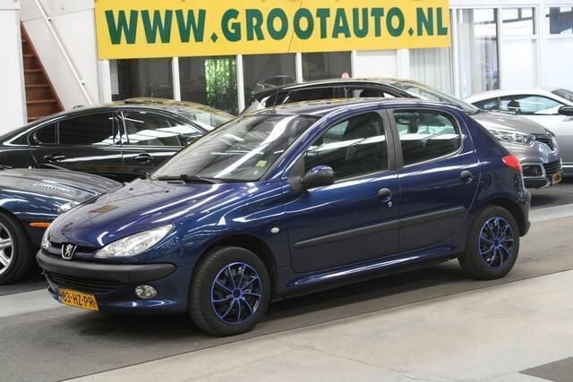 Blauw, metallic lak Gebruikt 2002 Peugeot 206 Hatchback | € 1.444 (Eerlijke prijs) - Afbeelding 1/4