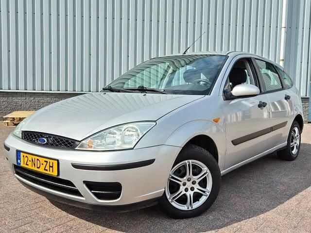 Grijs Gebruikt 2003 Ford Focus Hatchback | € 1.195 (Eerlijke prijs) - Afbeelding 1/4