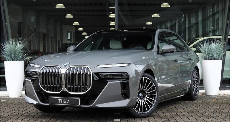 Grijs Nieuw 2025 BMW 750e M Sport Sedan | € 175.950 (Eerlijke prijs) - Afbeelding 1/4