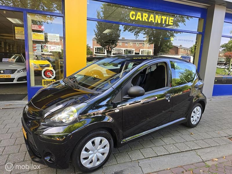 Zwart Gebruikt 2014 Toyota Aygo Hatchback | € 5.995 (Iets duurder) - Afbeelding 1/4