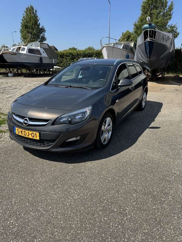 Grijs Gebruikt 2013 Opel Astra Stationwagen | € 5.150 (Goede deal) - Afbeelding 1/4