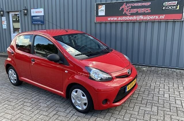 Rood Gebruikt 2013 Toyota Aygo Hatchback | € 4.850 (Eerlijke prijs) - Afbeelding 1/4