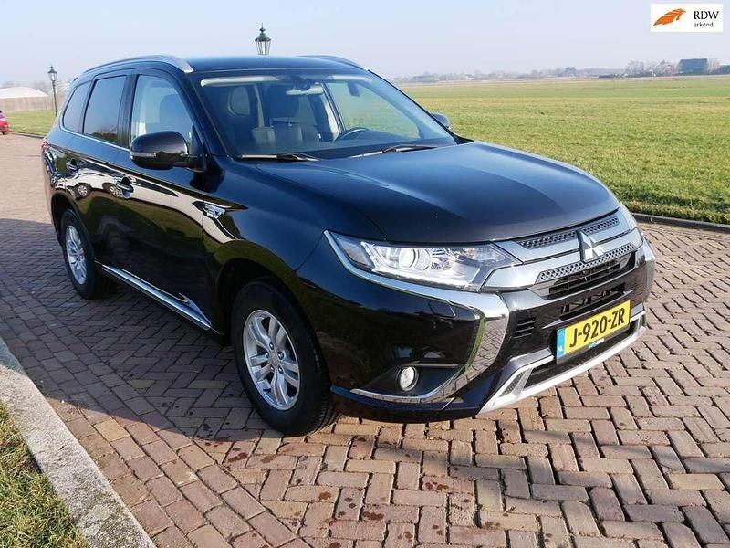 Zwart Occasion 2020 Mitsubishi Outlander P-HEV SUV | € 13.310 (Super prijs) - Afbeelding 1/3