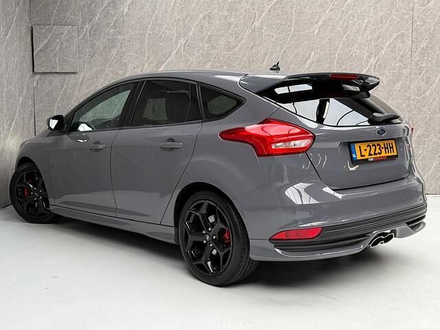Grijs Gebruikt 2017 Ford Focus ST Hatchback | € 18.950 (Eerlijke prijs) - Afbeelding 1/4