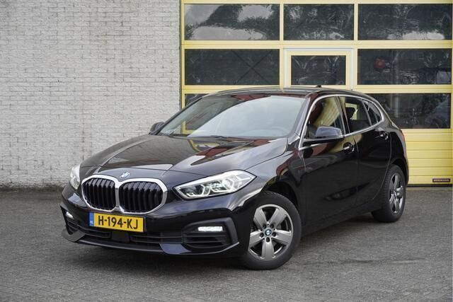 Zwart Gebruikt 2020 BMW 118 Executive Hatchback | € 18.950 (Super prijs) - Afbeelding 1/4