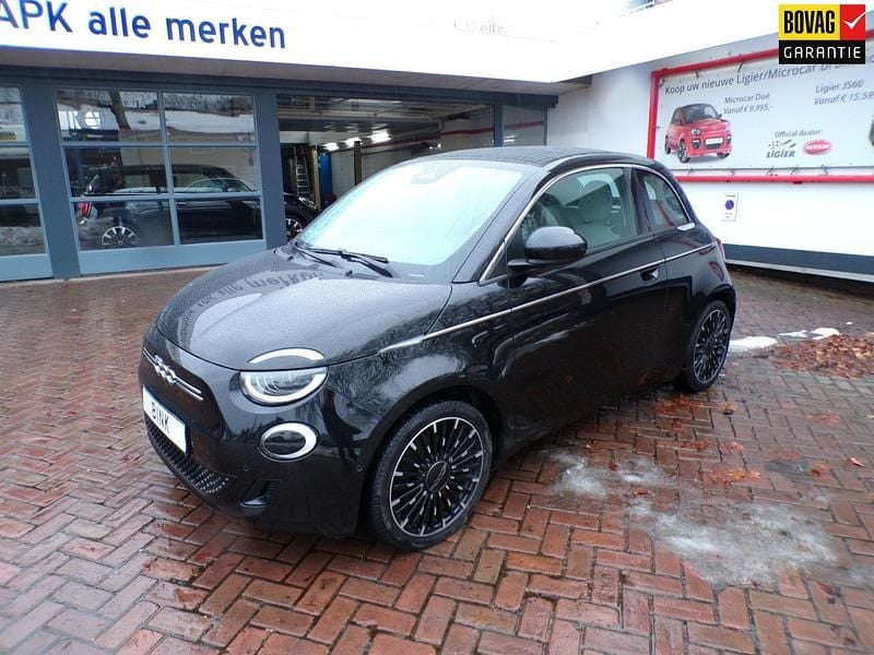 Zwart (metallic) Gebruikt 2021 Fiat 500e La Prima Cabriolet | € 21.450 (Eerlijke prijs) - Afbeelding 1/4