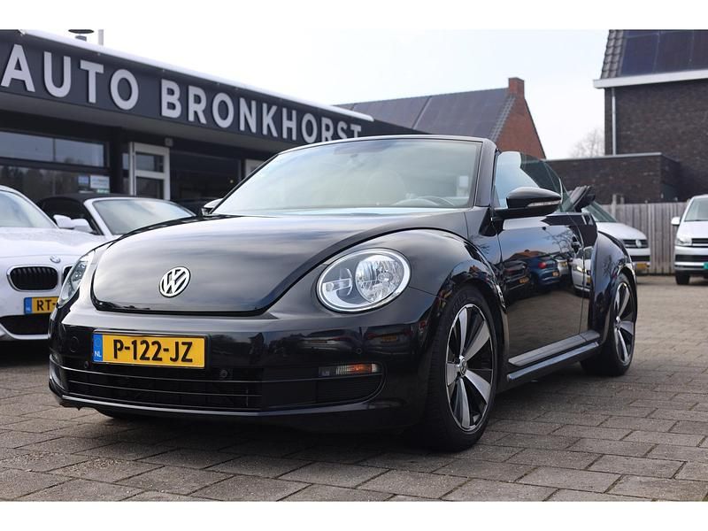 Zwart (metallic) Occasion 2013 VW Beetle Trendline Cabriolet | € 12.950 (Eerlijke prijs) - Afbeelding 1/4