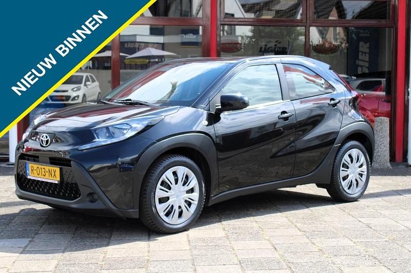 Zwart Gebruikt 2022 Toyota Aygo Play Hatchback | € 16.250 (Eerlijke prijs) - Afbeelding 1/4