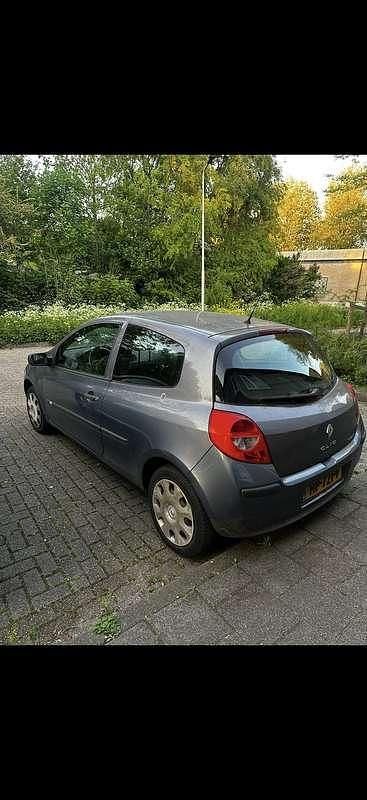 Grijs Gebruikt 2007 Renault Clio II Authentique Hatchback | € 1.850 (Eerlijke prijs) - Afbeelding 1/4