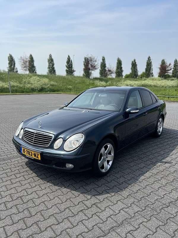 Zwart Occasion 2003 Mercedes E200 Sedan | € 4.300 (Eerlijke prijs) - Afbeelding 1/4