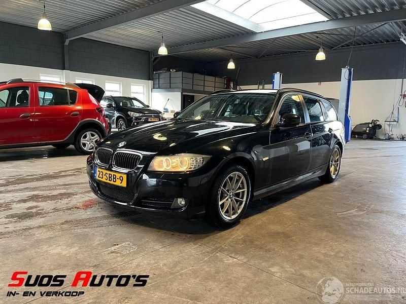Zwart Occasion 2011 BMW 320 Luxury Line Stationwagen | € 2.950 (Eerlijke prijs) - Afbeelding 1/4