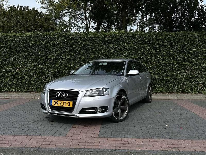 Grijs Gebruikt 2013 Audi A3 Advanced Hatchback | € 6.745 (Goede deal) - Afbeelding 1/4