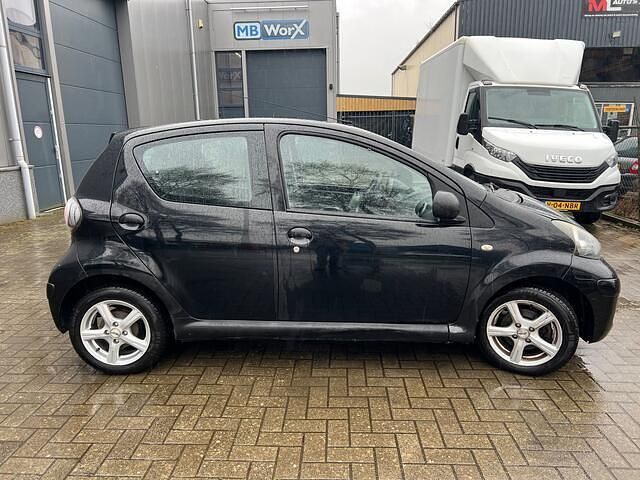 Occasion Toyota Aygo 68 PK (50 kW) 2010 Zwart Hatchback