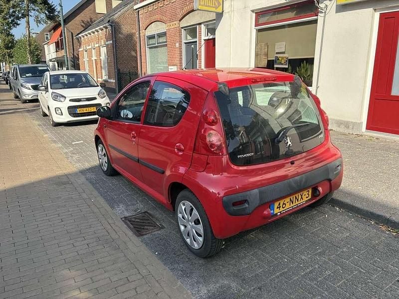 Rood Gebruikt 2010 Peugeot 107 Hatchback | € 2.000 (Goede deal) - Afbeelding 1/4
