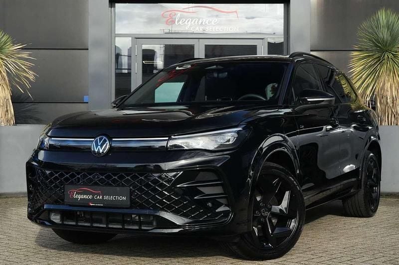 Zwart Nieuw 2024 VW Tiguan R-line Edition SUV | € 54.950 (Super prijs) - Afbeelding 1/4