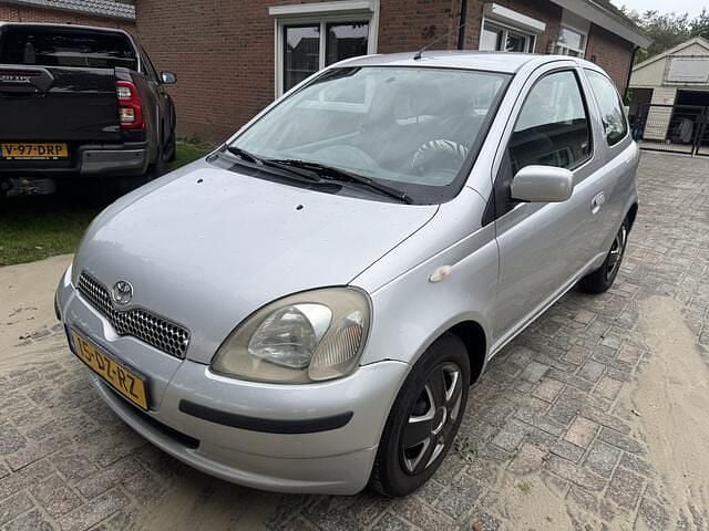 Grijs Gebruikt 2000 Toyota Yaris Terra Hatchback | € 799 (Goede deal) - Afbeelding 1/4