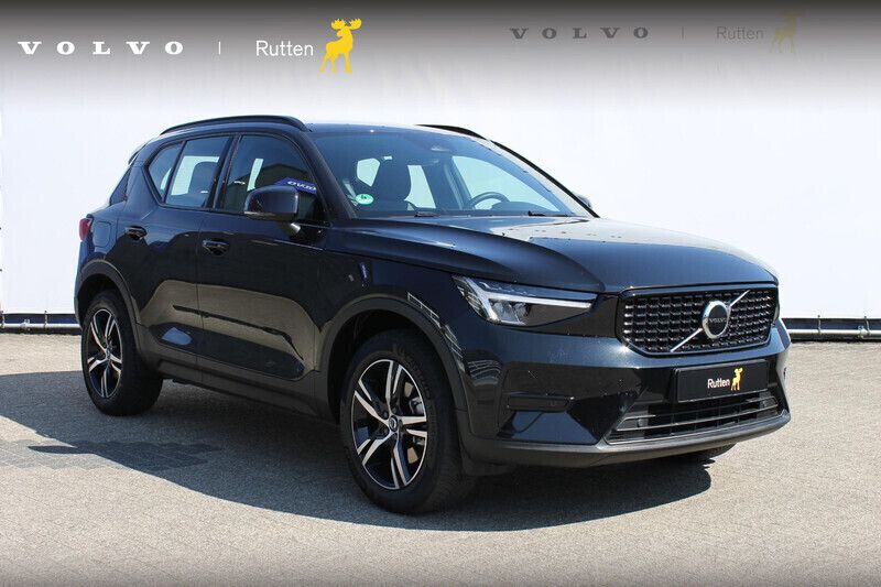 Zwart Gebruikt 2024 Volvo XC40 Plus SUV | € 43.840 (Eerlijke prijs) - Afbeelding 1/4