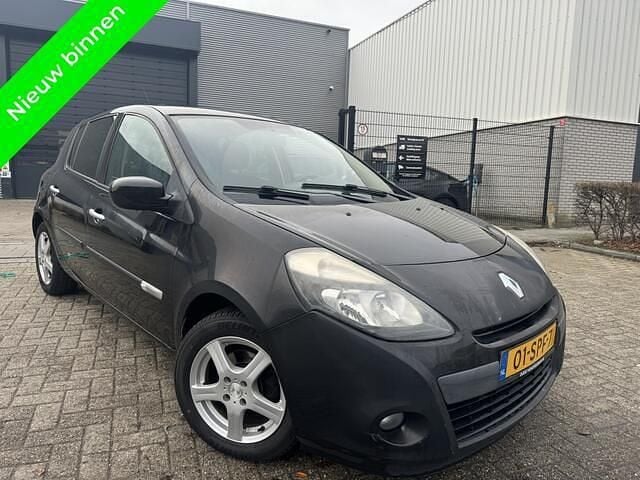 Zwart Gebruikt 2011 Renault Clio II Collection Hatchback | € 2.799 (Eerlijke prijs) - Afbeelding 1/4