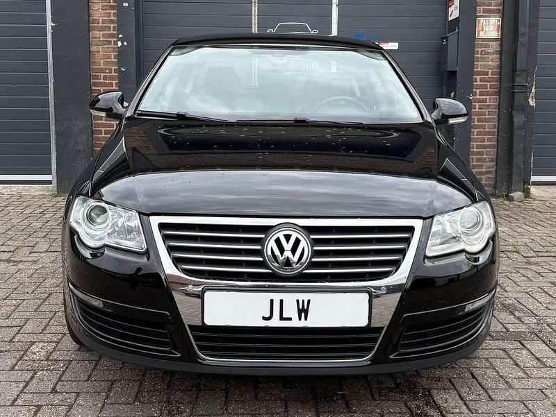 Zwart Occasion 2007 VW Passat Highline Sedan | € 3.299 (Eerlijke prijs) - Afbeelding 1/4