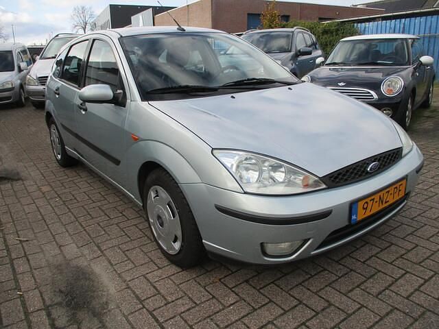Groen Gebruikt 2004 Ford Focus Futura Hatchback | € 1.499 (Eerlijke prijs) - Afbeelding 1/4