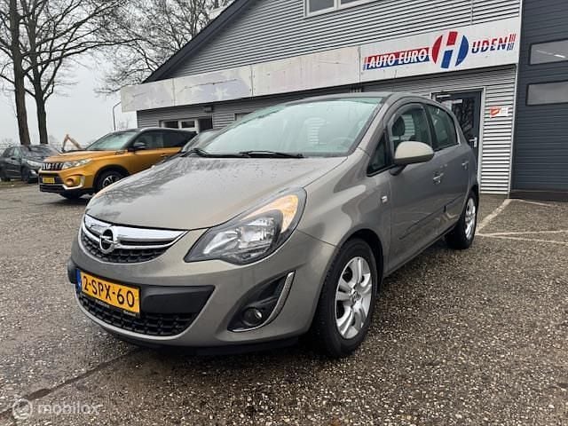 Bruin (metallic) Occasion 2013 Opel Corsa Hatchback | € 7.450 (Eerlijke prijs) - Afbeelding 1/4